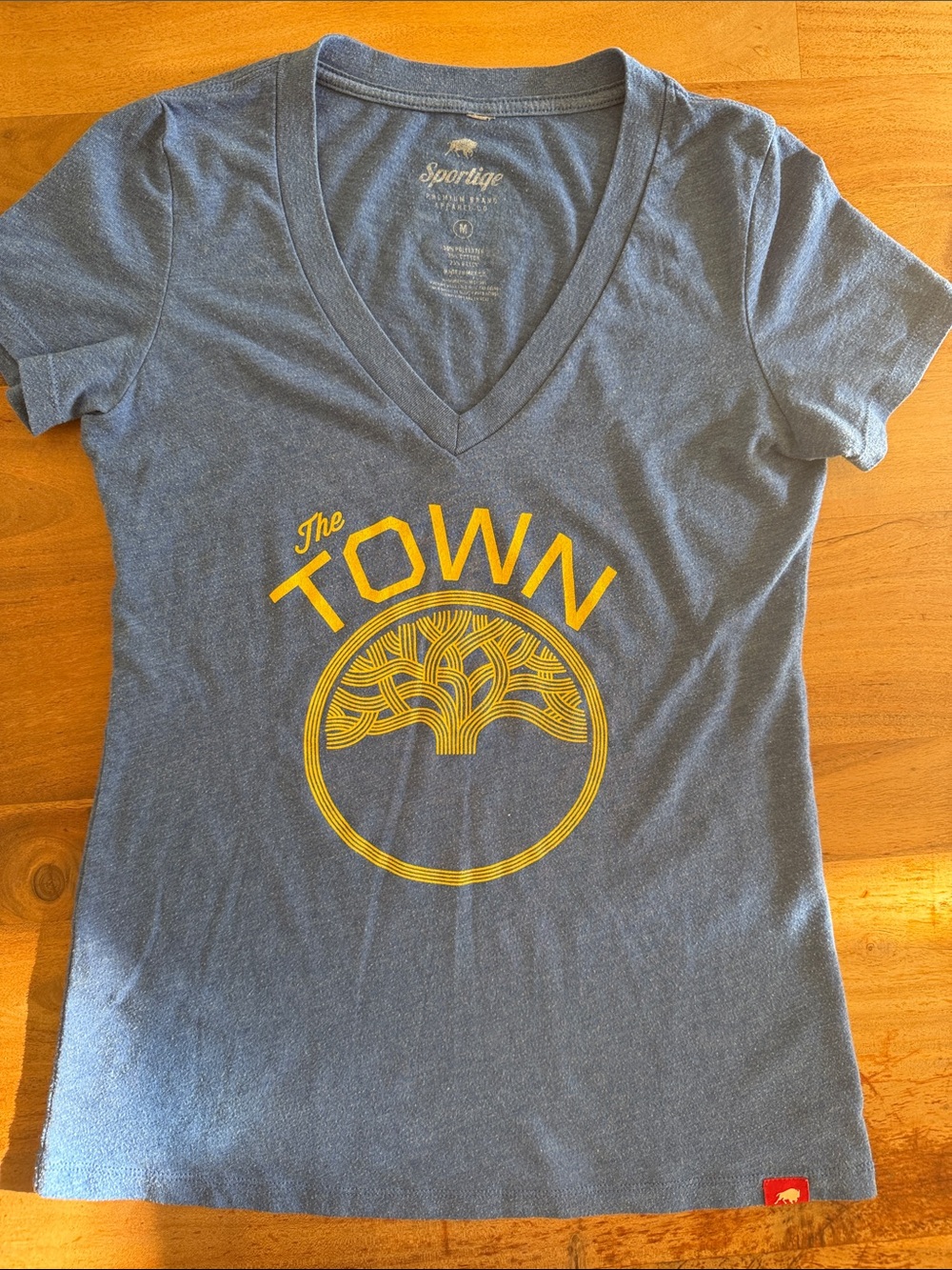 Sportlige The Town V-Neck Tee in Heather Blue with Yellow Graphic